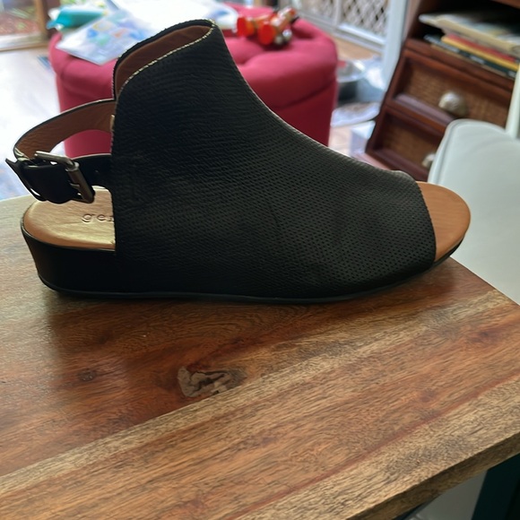 Gentle Souls Black Leather Gladiator Sandals-Size 6.5 - Picture 6 of 8